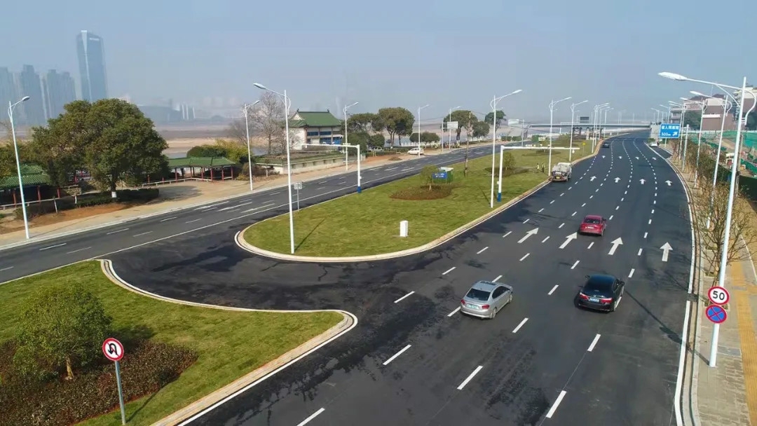 “不堵車了，通過(guò)時(shí)間至少縮短了三分之二” 沿江中北大道提升改造（一期）工程主線通車方便市民出行