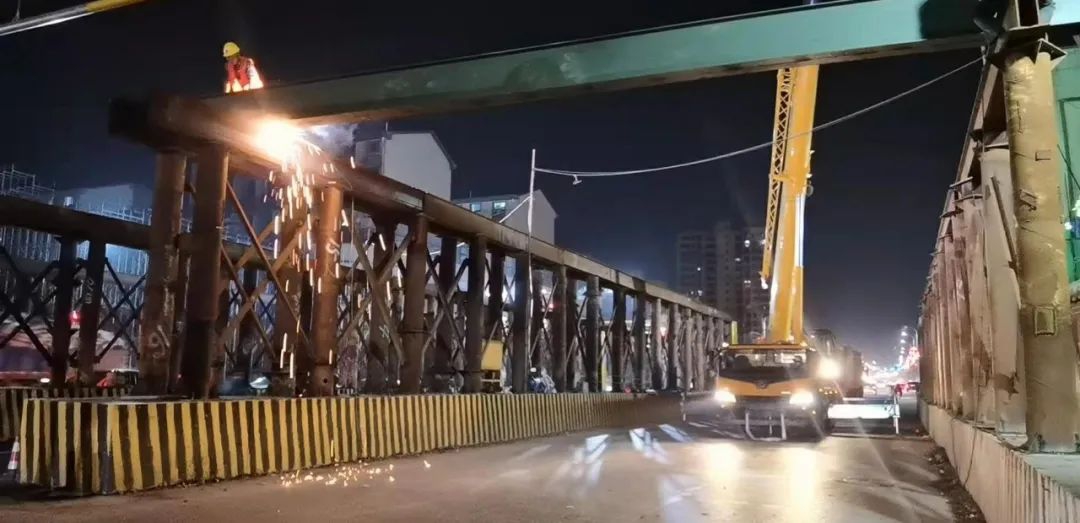 黨委書記、董事長(zhǎng)涂建平現(xiàn)場(chǎng)調(diào)度南外環(huán)高速項(xiàng)目工程