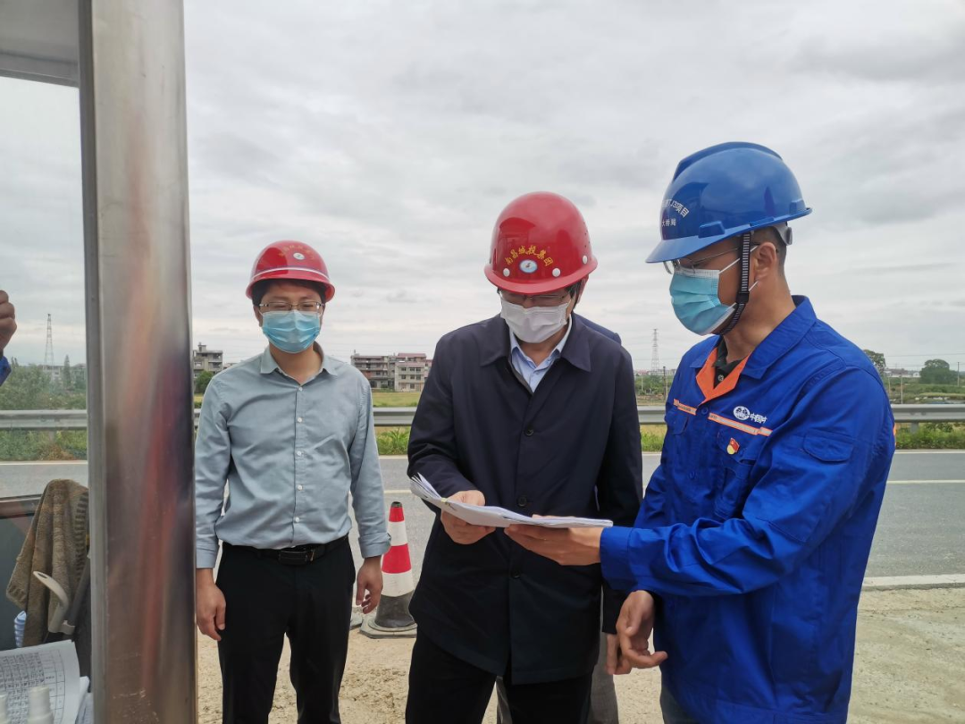 集團(tuán)黨委委員、紀(jì)委書記何志敏赴西二環(huán)高速項(xiàng)目檢查疫情防控工作